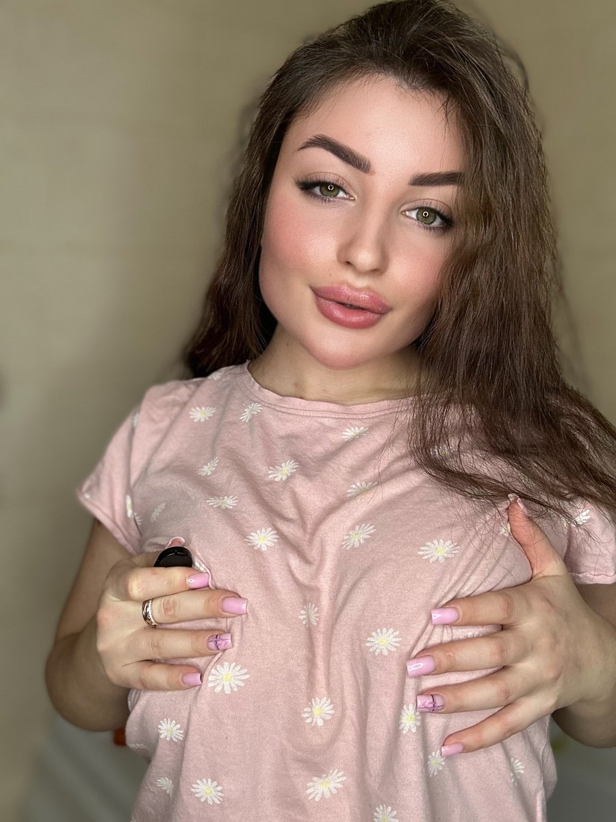 Alice_Baker1's tweet photo. Hey babe, are you online? 👅 I'm feeling a little wild and missing your company! https://t.co/nJXpNTtKKZ