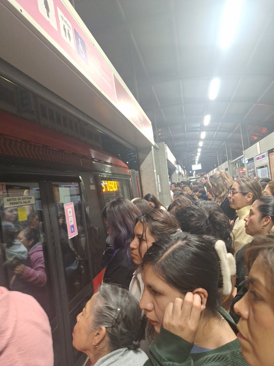ibonne26's tweet photo. @MetrobusCDMX Manden unidades vacías, estación reforma atascada y las unidades pasan súper llenas, más de 10 minutos sin poder abordar 🙄 https://t.co/pxdVQSug50