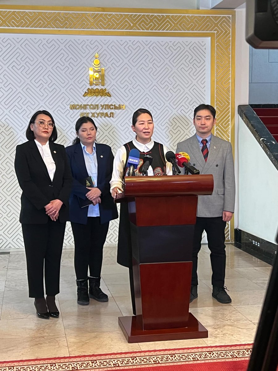 Хүүхдүүд гэртээ цоожлогдож, бохирдолтой агаар, орчинд амьдарч хүүхдийн 100 гэх мөнгө нь 200+, эм болон хувирч бхад энэ хэд чимээгүй л бга. 
Гэхдээ тэд үндэсний өв соёл руу бол дураараа дайрдаг. 
За тэр хаврын уралдаан сэлтийг нь болиулж бно. Гол нь хүүхдээр морь унуулахгүй..!!!