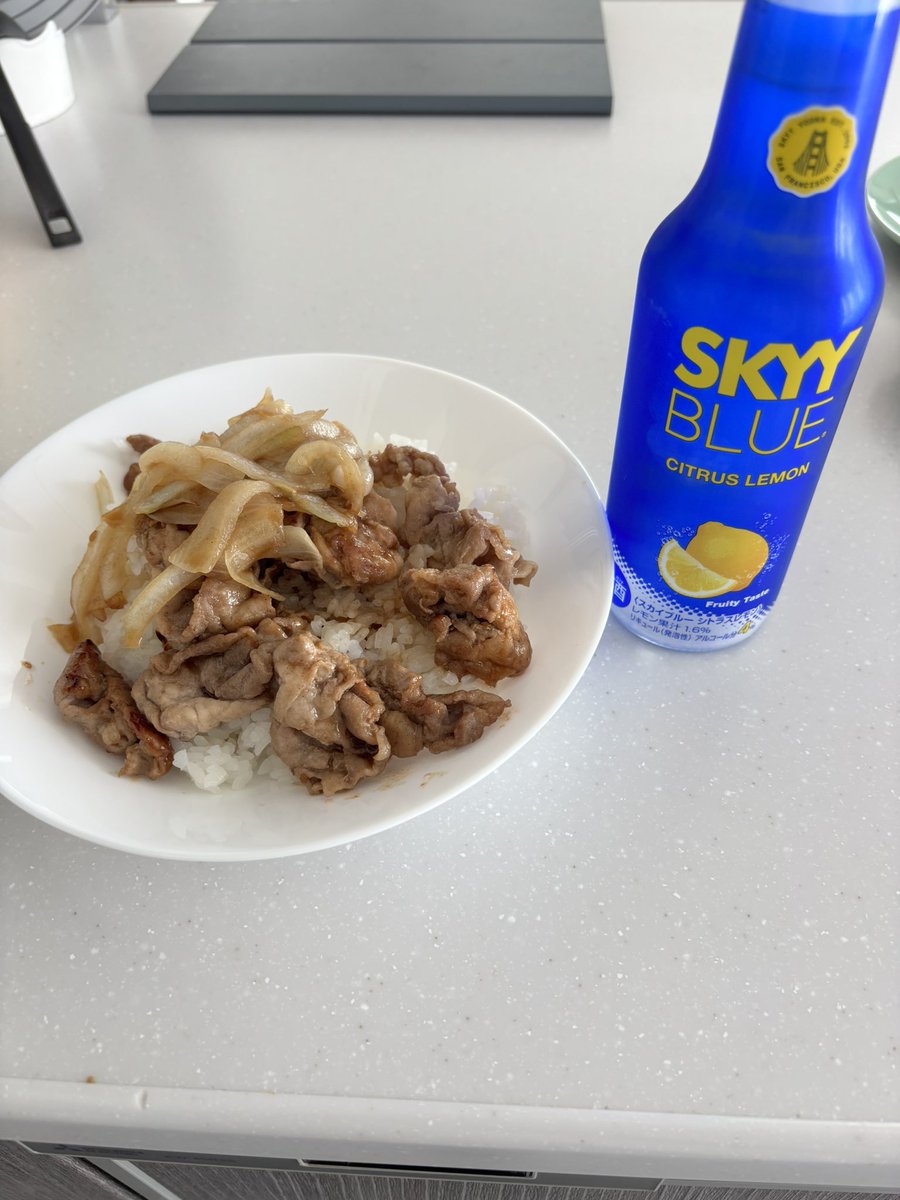 KIRIRIN_VT's tweet photo. 昼ごはんなんてこんなもんでいいwww
右の飲み物は炭酸ないから仕方なし https://t.co/tKTZ4J21h9