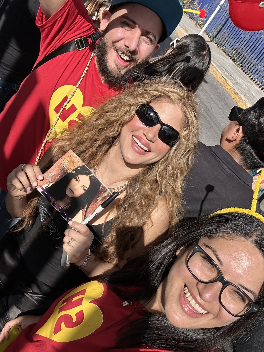 Shakpulines (@shakpulines) on Twitter photo Un placer coincidir nuestra bella <a href="/Shakibecca/">Rebeca Maiellano</a> nos vemos pronto!!! 🇲🇽🐺#shakira une corazones 💛 Un placer coincidir nuestra bella <a href="/Shakibecca/">Rebeca Maiellano</a> nos vemos pronto!!! 🇲🇽🐺#shakira une corazones 💛
