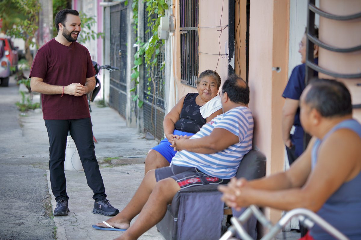 ArcilaArjona's tweet photo. ¡Me dio mucho gusto volver a saludar a la Smz 220! 

Vecinas y vecinos este febrero comienzan los registros a los diferentes programas sociales impulsados por nuestra presidenta @Claudiashein. Gracias a la #CuartaTransformación y sus programas millones de mexicanas y mexicanos serán beneficiados🙌🏼