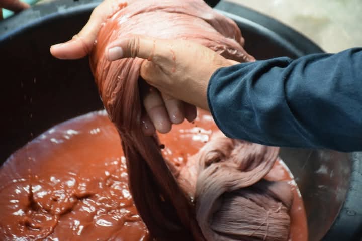 สีจากหินลูกรัง