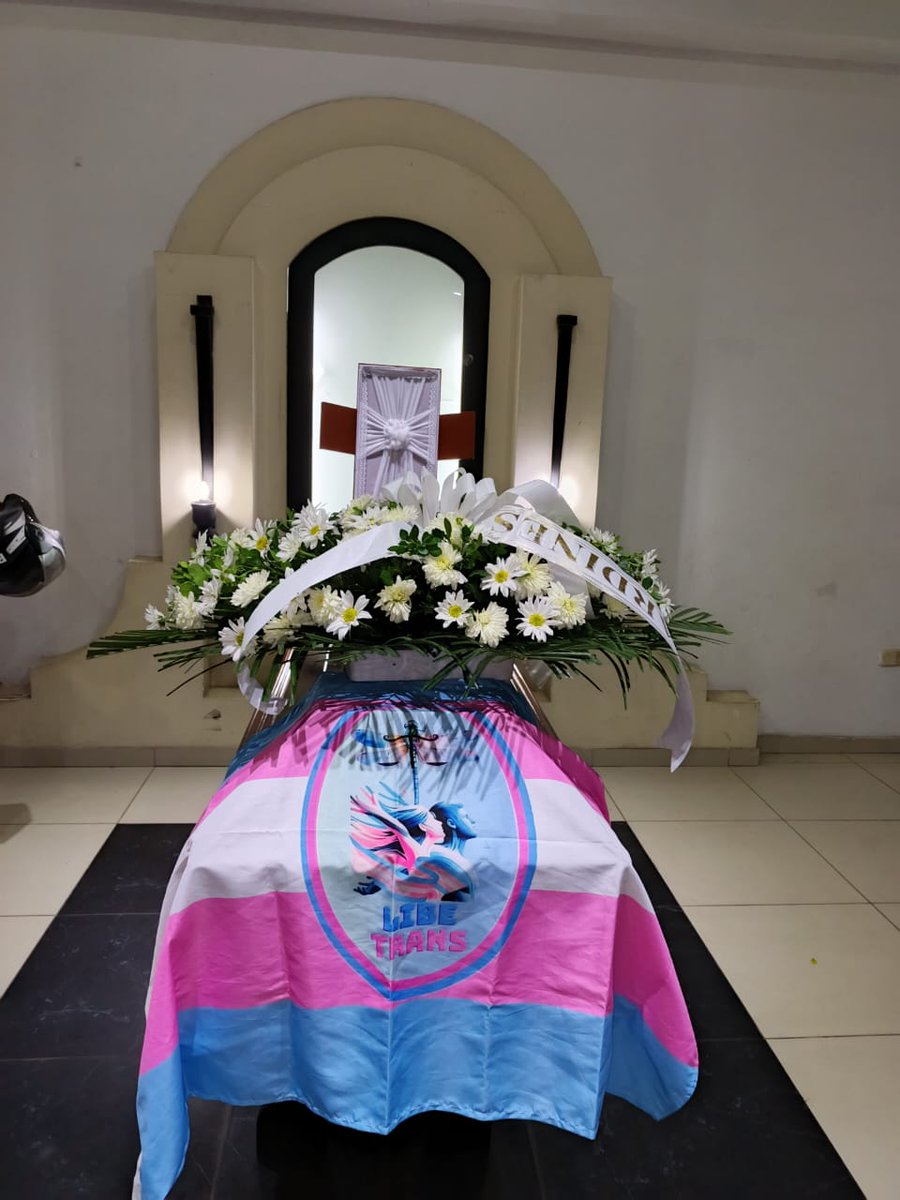 En #Caqueta así despedimos a nuestra hermana Yesenia "La Chiki", ella, murió esperando toda la atención y respuesta institucional para salvar su Vida. Exigimos investigación sobre lo sucedido <a href="/FiscaliaCol/">Fiscalía Colombia</a> <a href="/MarnIris/">Iris Marín Ortiz</a>
#LasVidasTransImportan porque nuestra Dignidad no se negocia. 🏳️‍⚧️