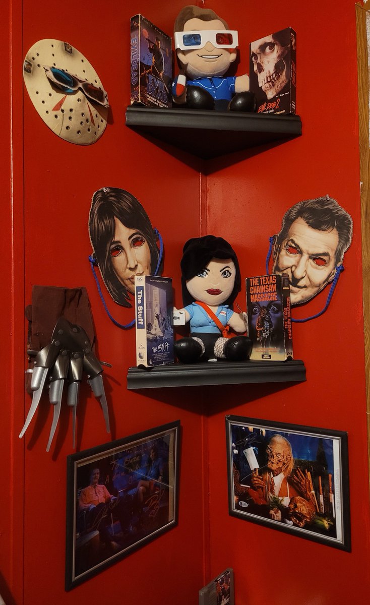 Blazersmum's tweet photo. My 14 year old son wanted to show @therealjoebob and @SetDarcyFree his Joe Bob #TheLastDriveIn shrine. Long live the #MutantFam
@kinky_horror https://t.co/ghEtc0YPiz