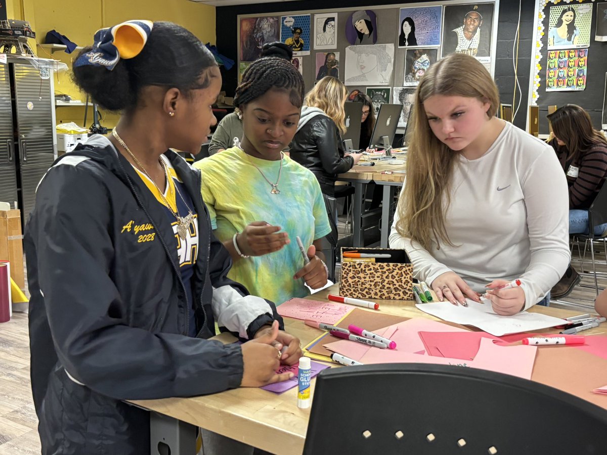 EllenEyth's tweet photo. SA’s #ExpectRespect group was happy to partner with @Center4Victims today to create some encouraging valentine -themed cards for folks who are in need of a pick-me-up. ❤️❤️ it “picked us up” too! @JuliaPugar @southallegheny https://t.co/nyNyIQPMad
