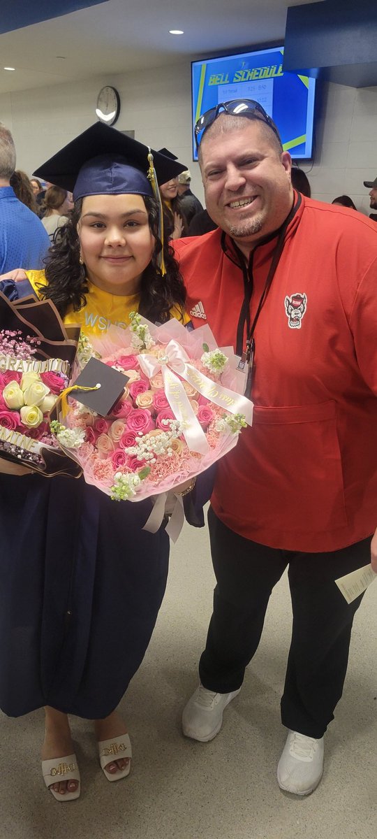 I’m so proud of my children for graduating mid-year! It has been a privilege to watch you all learn &amp; grow. Your hard work and perseverance have set the stage for an exciting future. Can’t wait to see all that you’ll accomplish!

Look at those smiles‼️

 💙 my #Family