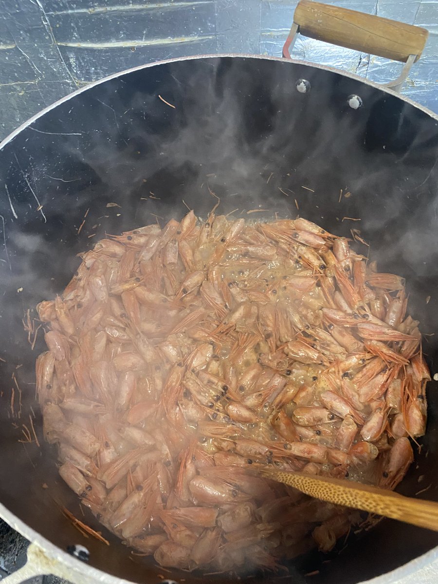 海老の担々麺
大変ご好評頂いております
当店の担々麺は二層式となっております
下は旨みたっぷりスープに
上は胡麻と胡桃の自家製芝麻醤と甘エビの辣油

食べ進めていくとどんどん混ざって表情が変わっていきます。

週末もさまざまな拉麺ご用意してお待ちしております😁