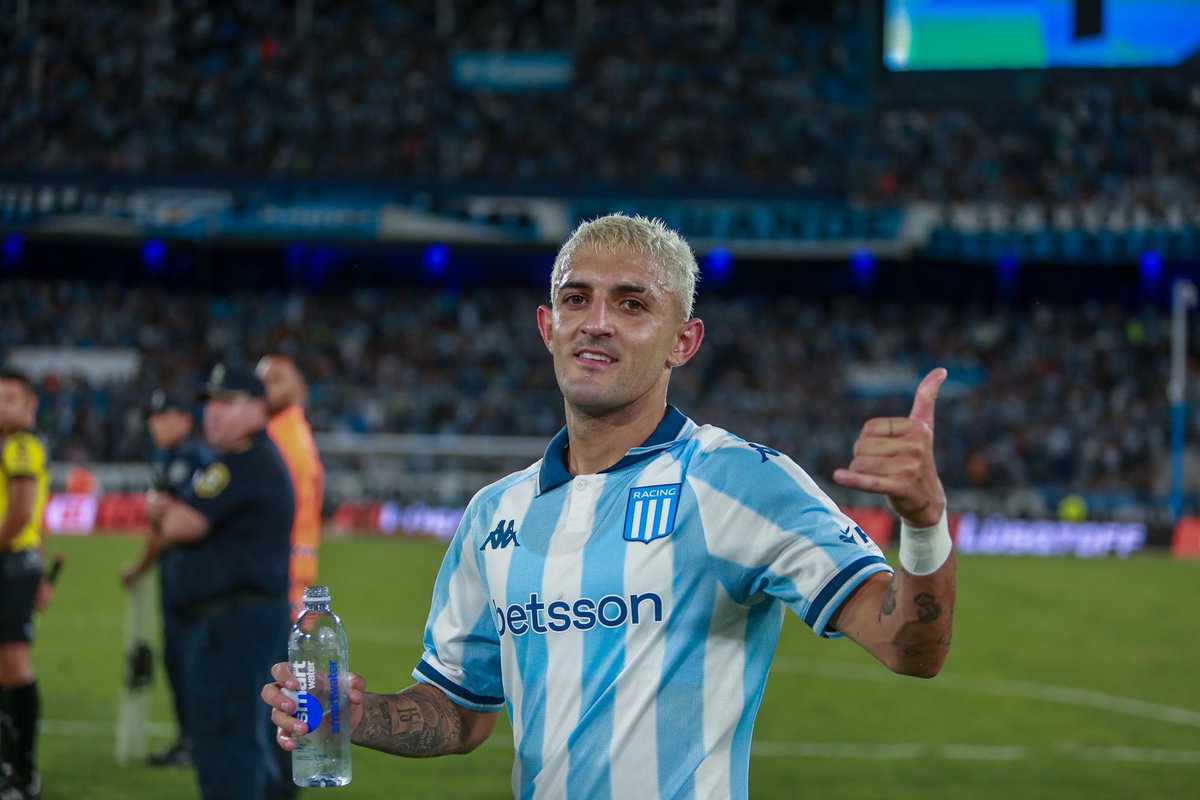 RacingClub's tweet photo. Admitelo: No esperabas ver una foto de Cafú hoy https://t.co/ZQ9bKBLX0Q