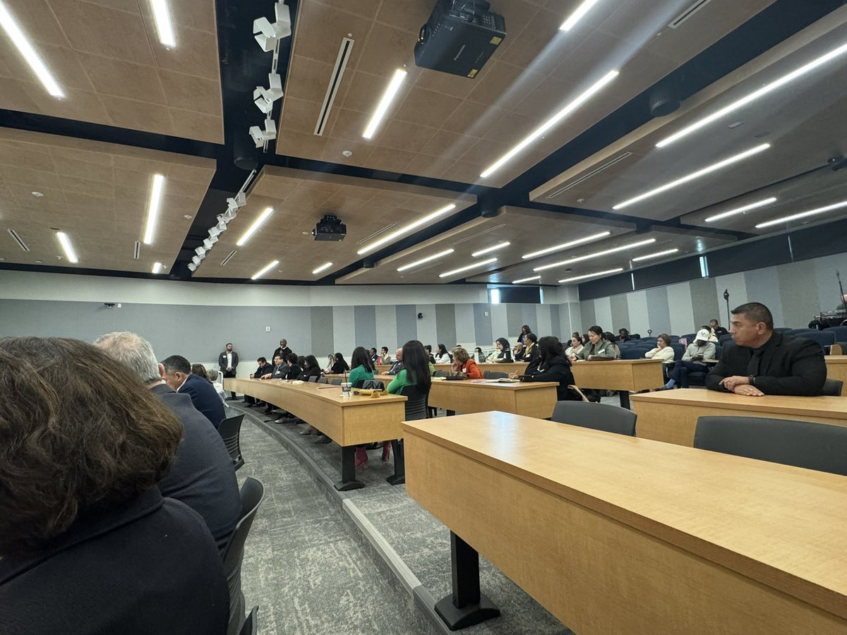 BiocominLA's tweet photo. Fantastic “Future Forum: The Future of Community Health” hosted by @LAEDC at @csudh addressing urgent issues such as health equity, access to care, the need for more registered nurses, the future of AI in telehealth, housing and the digital divide. https://t.co/j940N1JKci