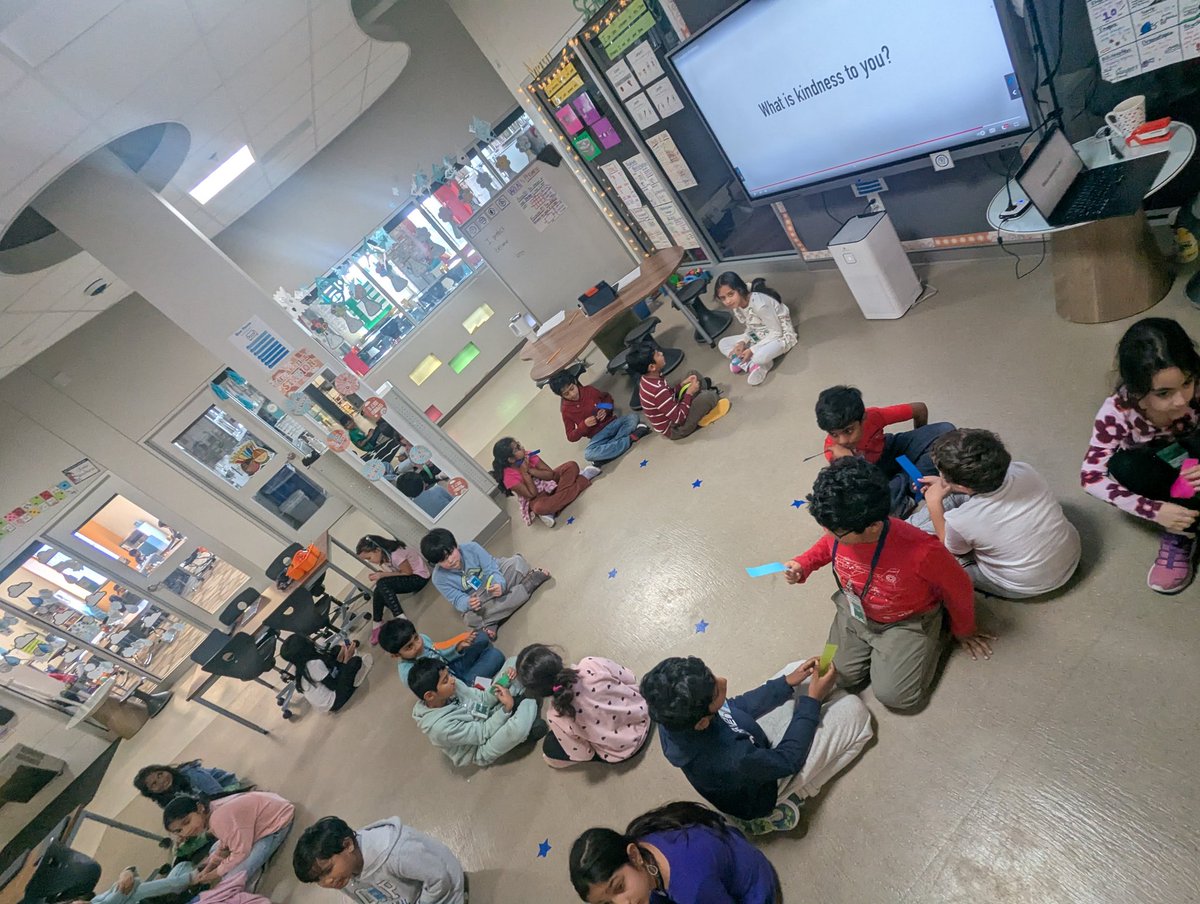 #RJLBlue3 absolutely loved getting to collaborate with <a href="/MboothG2/">Morgan_Booth</a> for our #KindnessWeek !!  We played a game of This or That and shared examples of why kindness is SO important to our lives! We love our learners and their kind hearts! 💚💙 #RJLYear11 #NoPlaceLikeLee