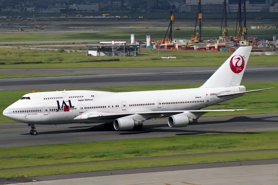 OTD in 2001: Japan Airlines mid-air incident: JAL 907 (B-747) and