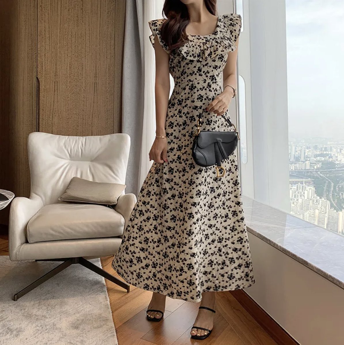 korecow's tweet image. 「バーチャル名鉄名古屋ステーション 第2弾」で、久野知美さんが着用していたワンピースはDHOLICのものでした。 korecow.jp/requests/228432 #久野知美 #バーチャル名鉄名古屋ステーション第2弾 #DHOLIC #korecow #コレカウ