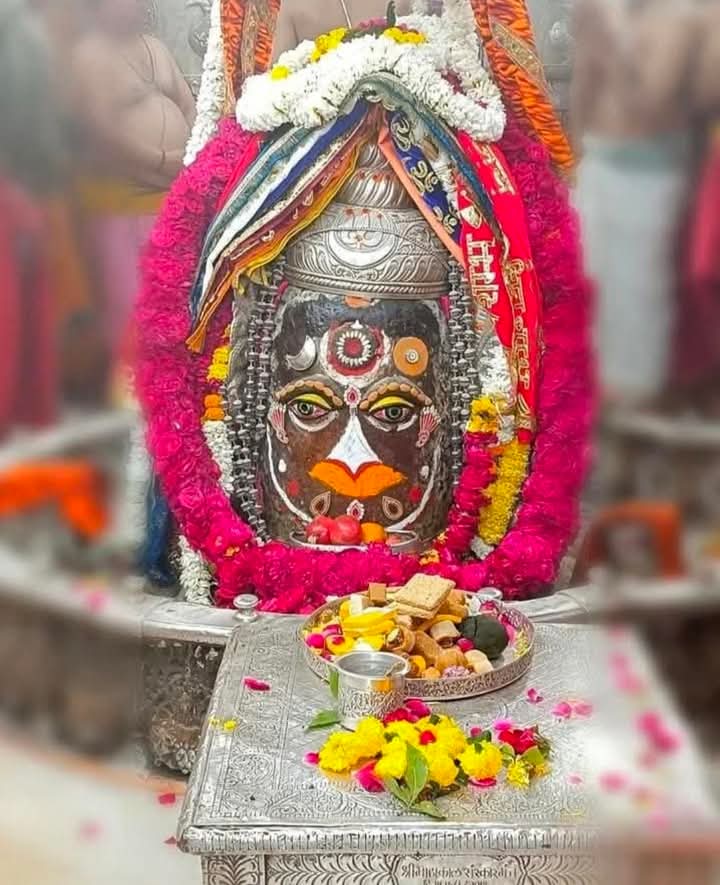 NiveshSinger's tweet photo. श्री महाकालेश्वर ज्योतिर्लिंग का 31-01-2025 का भस्म आरती शृंगार दर्शन,कण-कण में महादेव
🙏🌹 *जय श्री महाकाल*🌹🙏
#Jayshrimahakal #Mahakaleshwar #Mahakaleshwarjyotirlinga #Mahakaldailydarshan #Zelena #Mahakaleshwar_temple_ujjain
#Mahakumbhmela2025Prayagraj
#Followthis https://t.co/UtrTd3hhmn