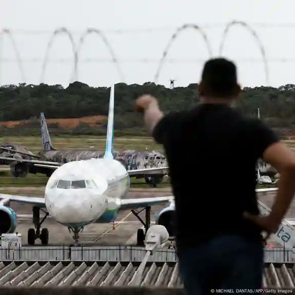 camicastillo003's tweet photo. #INTERNACIONAL 
Honduras recibirá alrededor de 126 migrantes deportados desde EE.UU., tras ser detenidos por el Servicio de Control de Inmigración y Aduanas. 

La presidenta Xiomara Castro anunció una Estrategia Nacional de Emergencia para proteger a los migrantes deportados. https://t.co/5ox0kKoaFQ