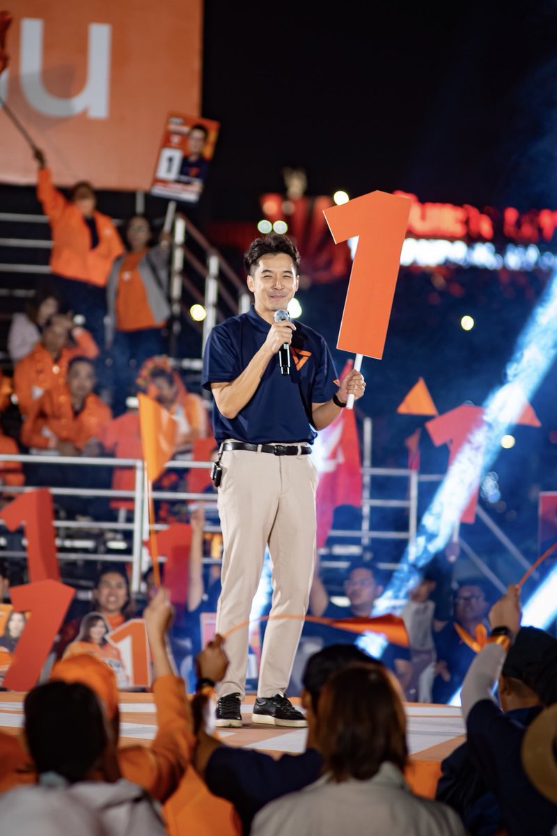 NatapholTo's tweet photo. มีลุงคนหนึ่งบอกว่า “เลือกคนทำงานท้องถิ่นที่อยู่ฝั่งเดียวกับรัฐบาล เค้าจ��ได้ส่งเรื่องให้รัฐบาลได้” .. ผมอยากจะบอกว่า แม้แต่ สส. ฝั่งรัฐบาลเอง บ่อยครั้งแทบไม่พูดอะไรเลย ส่งเรื่องก็ไม่ถึงท่านๆ เพราะพวกท่านดูแลกันแบบ ‘เจ้านายกับลูกน้อง’ แล้วเหตุใดทำไม ‘นาย’ ต้องฟัง ‘บ่าว’
.
มีลุงคนหนึ่งบอกว่า “รัฐบาลกำลังแก้ปัญหาเศรษฐกิจ ยาเสพติด ฝุ่น คอลเซ็นเตอร์ ฯลฯ ดังนั้นมาเลือก อบจ. จากฝั่งเดียวกันนะ” .. ผมอยากจะบอกว่า ท่านเป็นรัฐบาลมีหน้าที่���้องแก้ปัญหาอยู่แล้ว แม้ว่าองค์กรอื่นใดจะไม่ได้เป็นสีเดียวกับท่าน แต่หากท่านมีนโยบายที่ดี เอาปัญหาเป็นตัวตั้ง มันก็ต้องทำงานร่วมกันได้อยู่แล้ว
.
มีลุงคนนึงบอกว่า “ยิ่งเลือกเค้าเยอะ เค้าจะยิ่งอยากทำงาน ยิ่งเลือกเยอะ ยิ่งจะทำงานจนตายเลย” .. ผมก็อยากจะบอกว่า ยิ่งประชาชนไม่มั่นใจ ท่านยิ่งต้องทำงานให้เห็นก่อนสิ เค้าถึงจะเลือก ไม่ใช่มาตัดพ้อน้อยใจ ซึ่ง อบจ. ขอ���ท่านทำมาแล้ว 4 ปี รัฐบาลเองก็เป็นอยู่เกือบ 2 ปีแล้ว
.
ลุงคนนี้ยังบอกอีกว่า “เลือก อบจ. ของเค้าทั้งหมด จะได้ทำงานเป็นเนื้อเดียวกันได้ เค้าจะได้บริหารสั่งการได้” .. เรื่องนี้ท่านพูดราวกับว่าท่านจะรวบอำนาจทั้งหมดไว้ที่ท่าน ราวกับว่าท่านไม่เชื่อในศักยภาพของแต่ละจังหวัด ไม่เชื่อมั่นในประชาชน ไม่เชื่อว่าจะมีใครทำได้ดีกว่าท่าน .. ‘องค์กรปกครองส่วนท้องถิ่น’ ชื่อก็��อกอยู่ว่า ‘ส่วนท้องถิ่น’ ท่านก็ควรให้ท้องถิ่นได้คิดและ��ำเอง หรือว่าคนทำงานท้องถิ่นที่ท่านส่ง เค้าคิดและทำไม่ได้ท่านจึงต้องคิดแทนเค้า
.
สุดท้ายนี้ ผมแค่อยากจะบอกว่า พรุ่งนี้เป็นวันที่ 1 กุมภาพันธ์ ครับ

#ก๊อปณัฐพล #พรรคประชาชน #เชียงใหม่