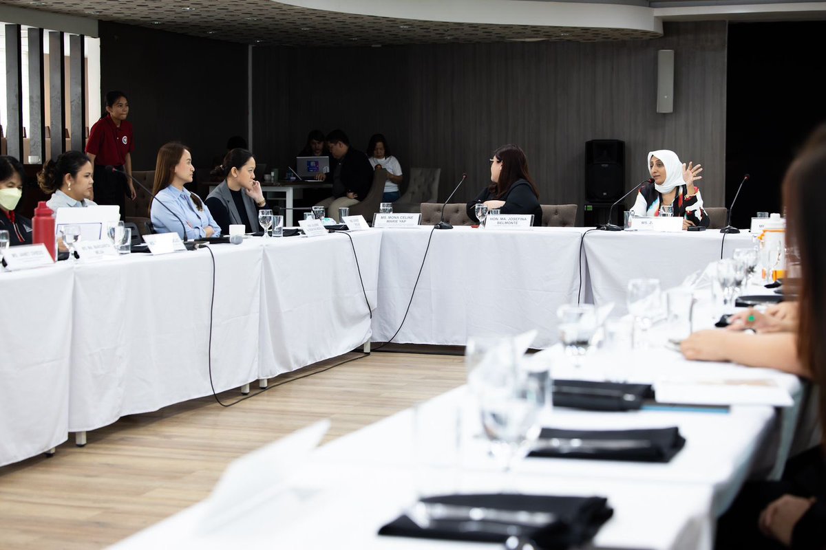 USEmbassyPH's tweet photo. In collaboration with the U.S. Speaker Program &amp; @QCGov, the U.S. Embassy gathered 🇵🇭 entrepreneurs for a roundtable discussion with @GrameenFdn CEO Zubaida Bai on innovation, scaling up businesses, and microfinancing.✨ 💪#PartnersInProsperity https://t.co/bcRB5ZGLVU