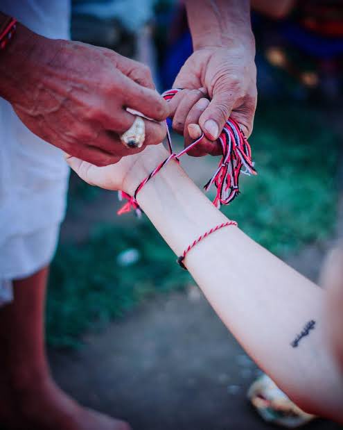 GlHindu's tweet photo. Pov Hindu:
1. Gelang itu symbol. 3 warna: merah (Brahma/penciptaan), hitam (Wisnu/pemeliharaan), putih (Siwa/peleburan). Tidak ada hal di dunia ini yg tdk melalui 3 proses itu.
2. Sebagaimana symbol2 lain (penjor, patung, umbul2, dll) Ia baru menjadi sakral bila sdh disucikan melalui ritual tertentu.
3. Bila ia dijual di pasar, di jalan, ia hanya gelang biasa.
4. Andaipun sudah sakralkan, umat lain tetap boleh pakai. Yoga, meditasi juga ajaran Hindu yg dipraktekkan oleh manusia dari berbagai latar belakang suku/agama. Ditetapkan PBB mjd hari yoga internasional. Biasa saja. Malah baik kalau bisa menyumbangkan manfaat. Bukankah memang itu peran agama, utk menyumbangkan kebaikan?