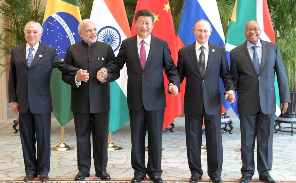 UHN_Plus's tweet photo. 🇺🇸 | ÚLTIMA HORA

Donald Trump advierte a los países BRICS que enfrentarán aranceles del 100% si intentan crear una moneda alternativa al dólar. 

“Deben olvidarse de reemplazar al poderoso dólar estadounidense o decir adiós al acceso a nuestra economía”, afirmó. https://t.co/h5wb9jZbaY