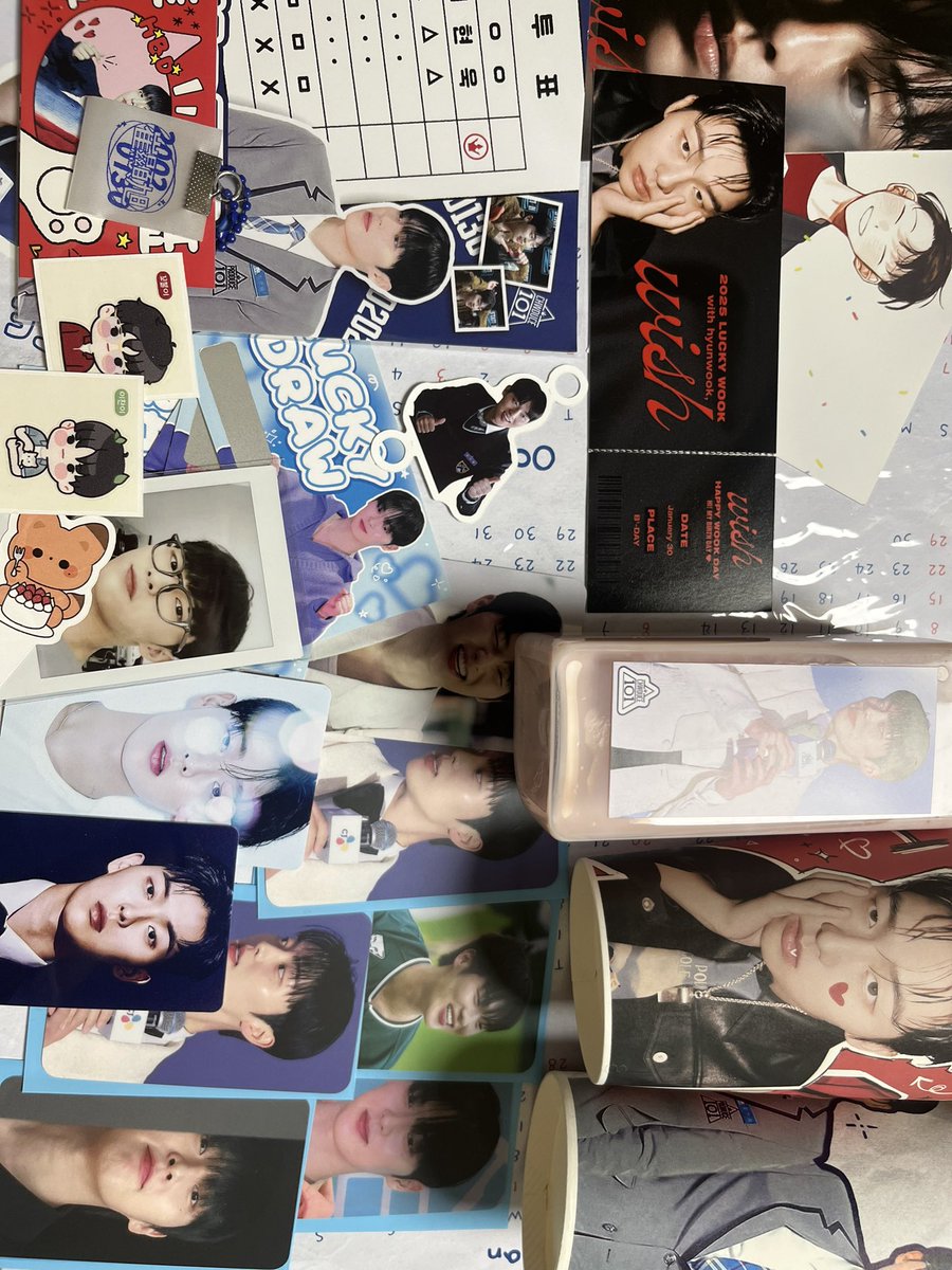 이번에 생카 처음갔는데 특전도 너무 이뻤고 카페 내부도 너무 이쁘게 꾸며져있어서 좋았어요 !! 최애캐인 이찬이한테 투표하고 왔어요 ㅎㅎ 직원분들도 너무 착하셨구요..🥹🥰 내년에도 갈수있으면 좋겠어요.!! #당신의_현욱에게_투표하세요 #Its_HWs_BDAYTIME