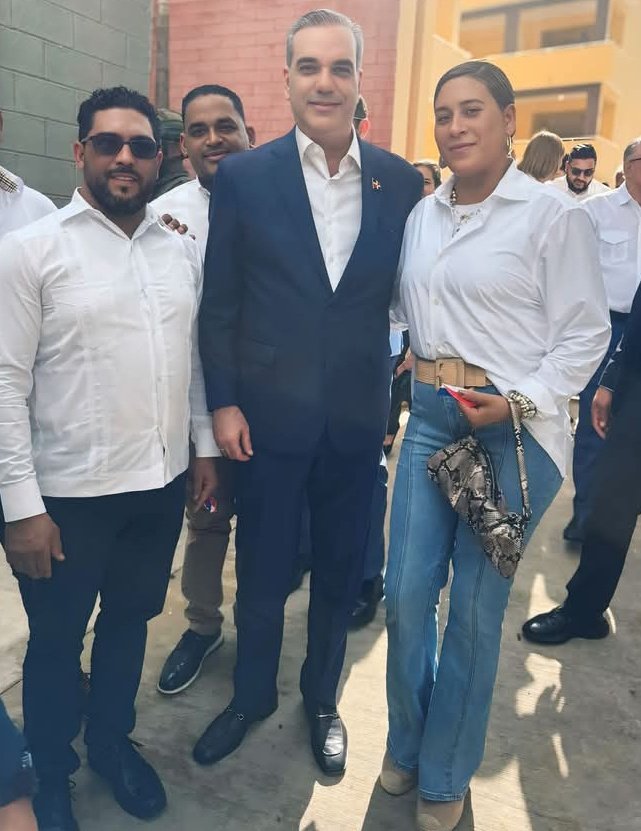 Acompañado de nuestro señor presidente
 <a href="/luisabinader/">Luis Abinader</a> en la inauguración del Liceo Osvaldo basil... Vienen cosas buenas para nuestro Distrito Municipal de Palmarejo Villa Linda