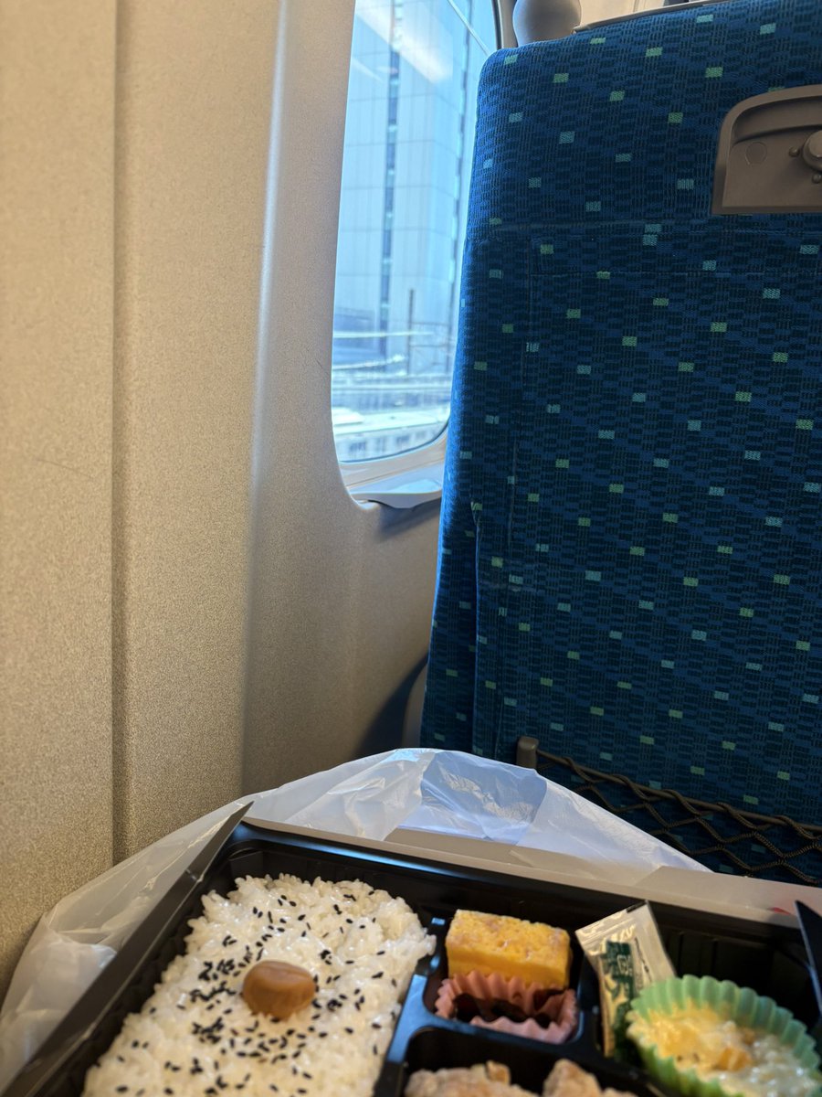 chito85314100's tweet photo. 1人で弁当食いながら
新幹線で静岡へ
暖かくていい天気で良かった☀️ https://t.co/UtkwZ6hh63