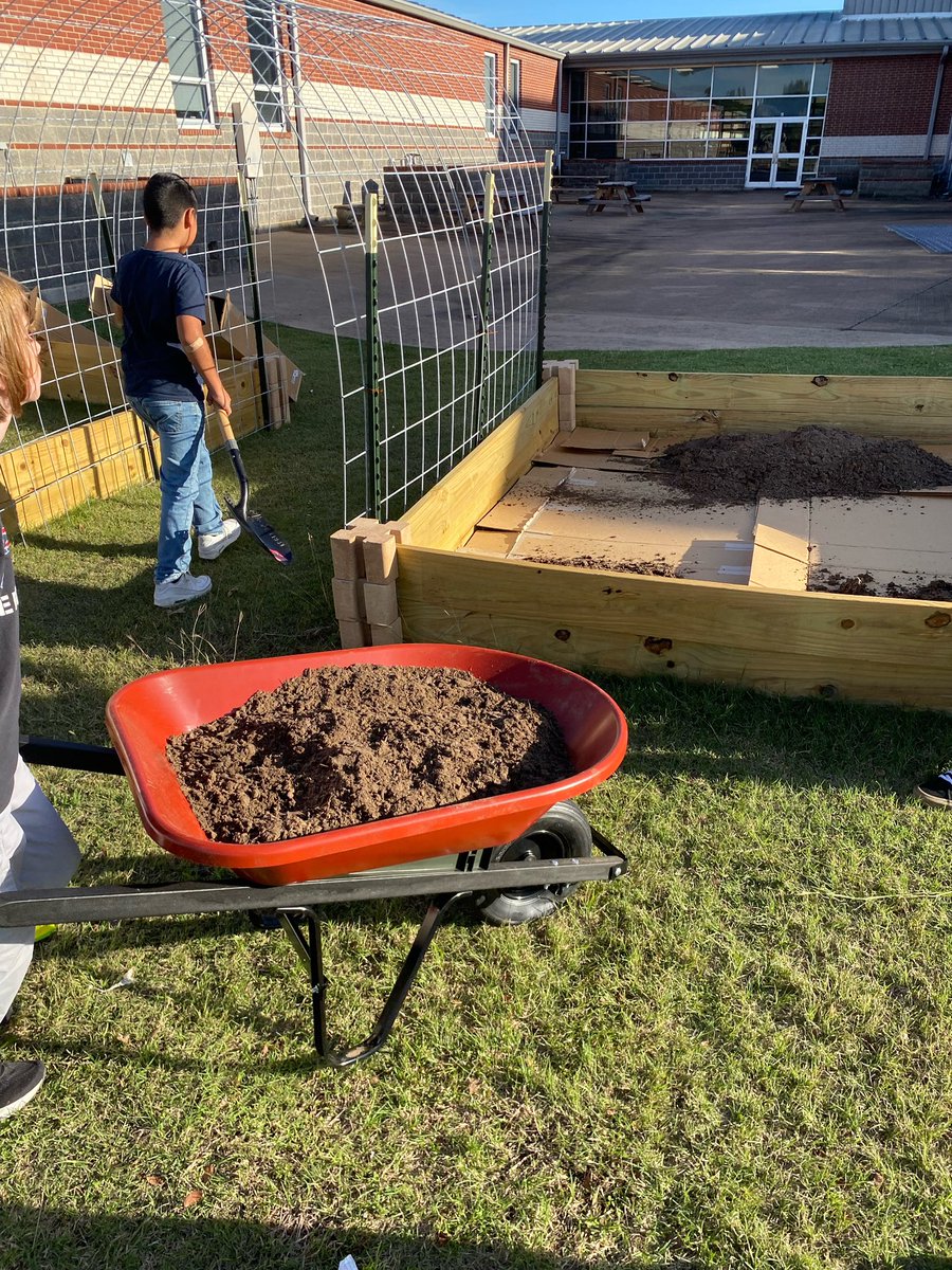 SchupmannROISD's tweet photo. The Gardening club is providing the Schupmann scholars with opportunities to cultivate new skills and explore their passions. 🪴 🪴 https://t.co/ChrSq1Voff