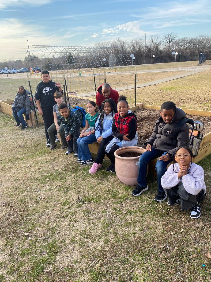 SchupmannROISD's tweet photo. The Gardening club is providing the Schupmann scholars with opportunities to cultivate new skills and explore their passions. 🪴 🪴 https://t.co/ChrSq1Voff