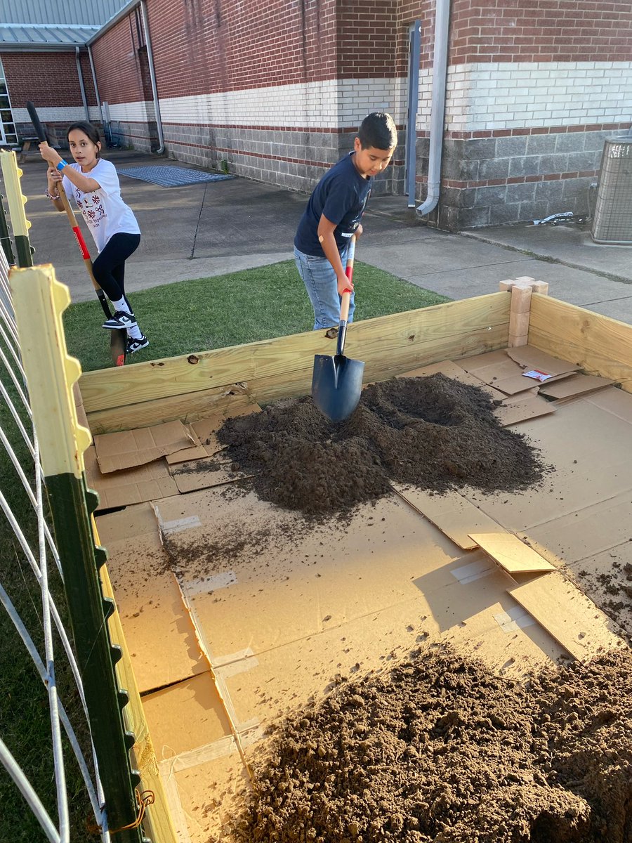 SchupmannROISD's tweet photo. The Gardening club is providing the Schupmann scholars with opportunities to cultivate new skills and explore their passions. 🪴 🪴 https://t.co/ChrSq1Voff