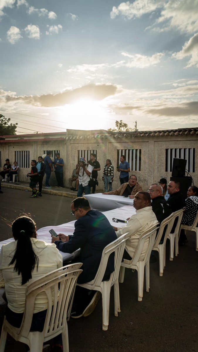 Los concejales del <a href="/concejomcboof/">Concejo Municipal Bolivariano de Maracaibo</a> tuvimos un Cabildo abierto con los vecinos del sector 18 de octubre, escuchando sus problemas y articulando para darle soluciones a la brevedad.