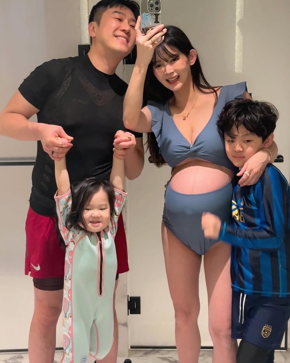 初三换个口味来点韩国财阀玩的骚货，三胎又比前面两胎时候来得更精致了，这样的骚女人就该给她栓条狗链塞着肛塞，让她大着肚子爬过来给男人口