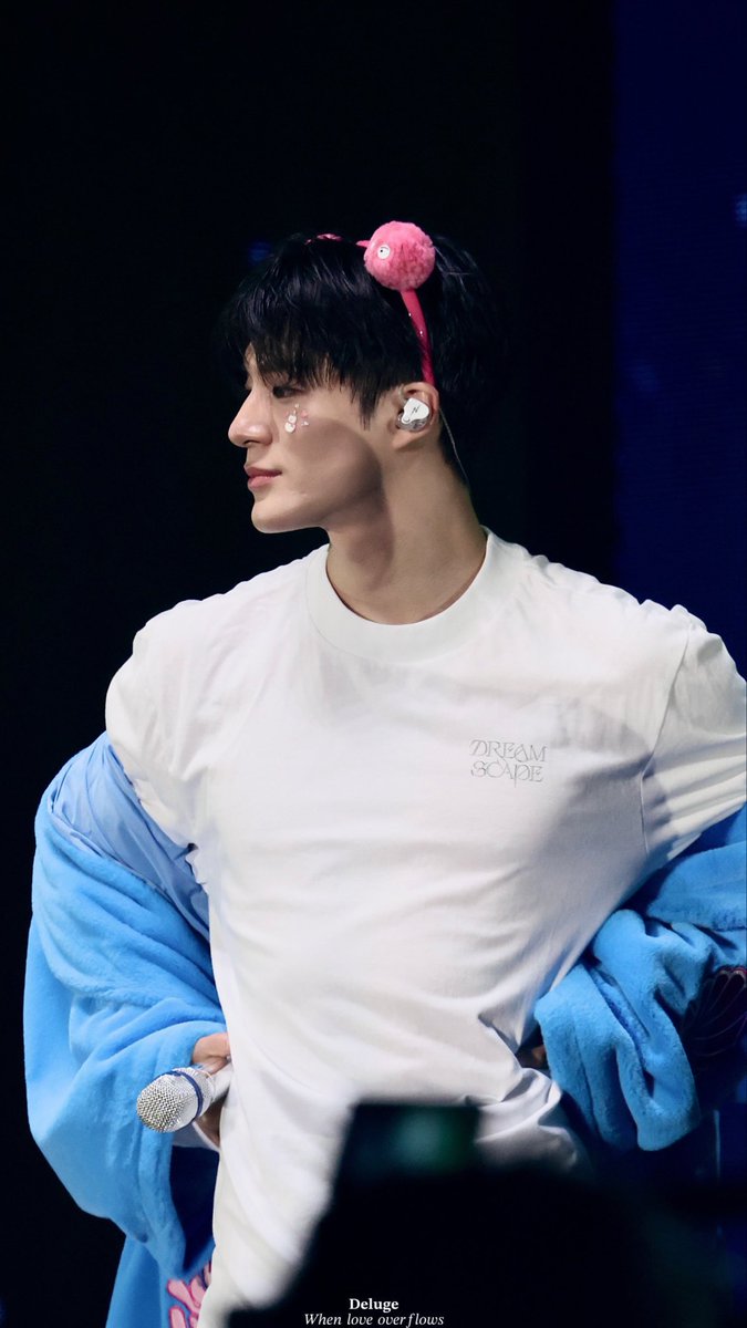 rxjweee's tweet image. their body proportions are really different