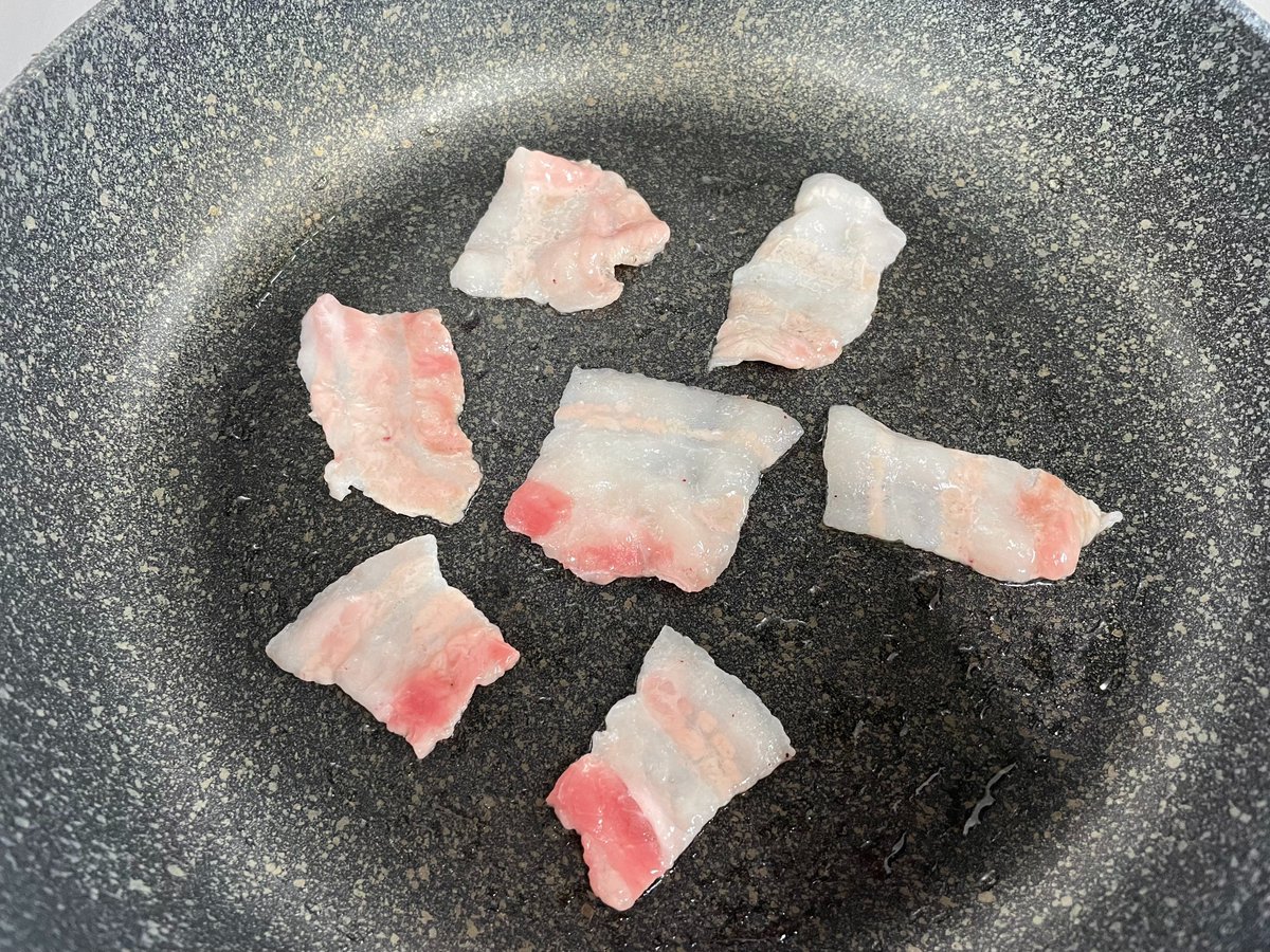 higashimaru_ss's tweet photo. うどんスープは、焼きうどんの味付けにもぴったり😋
油を引いたフライパンで豚肉を焼き、火が通ったら野菜を加え塩こしょうを振り炒めます。うどんを入れて、最後にうどんスープで味をつけたら完成！
だしがきいたしょうゆ味で、ソース派の方にもおすすめです！🦊
1人前うどんスープ1袋が目安です！ https://t.co/7NV667q5GR