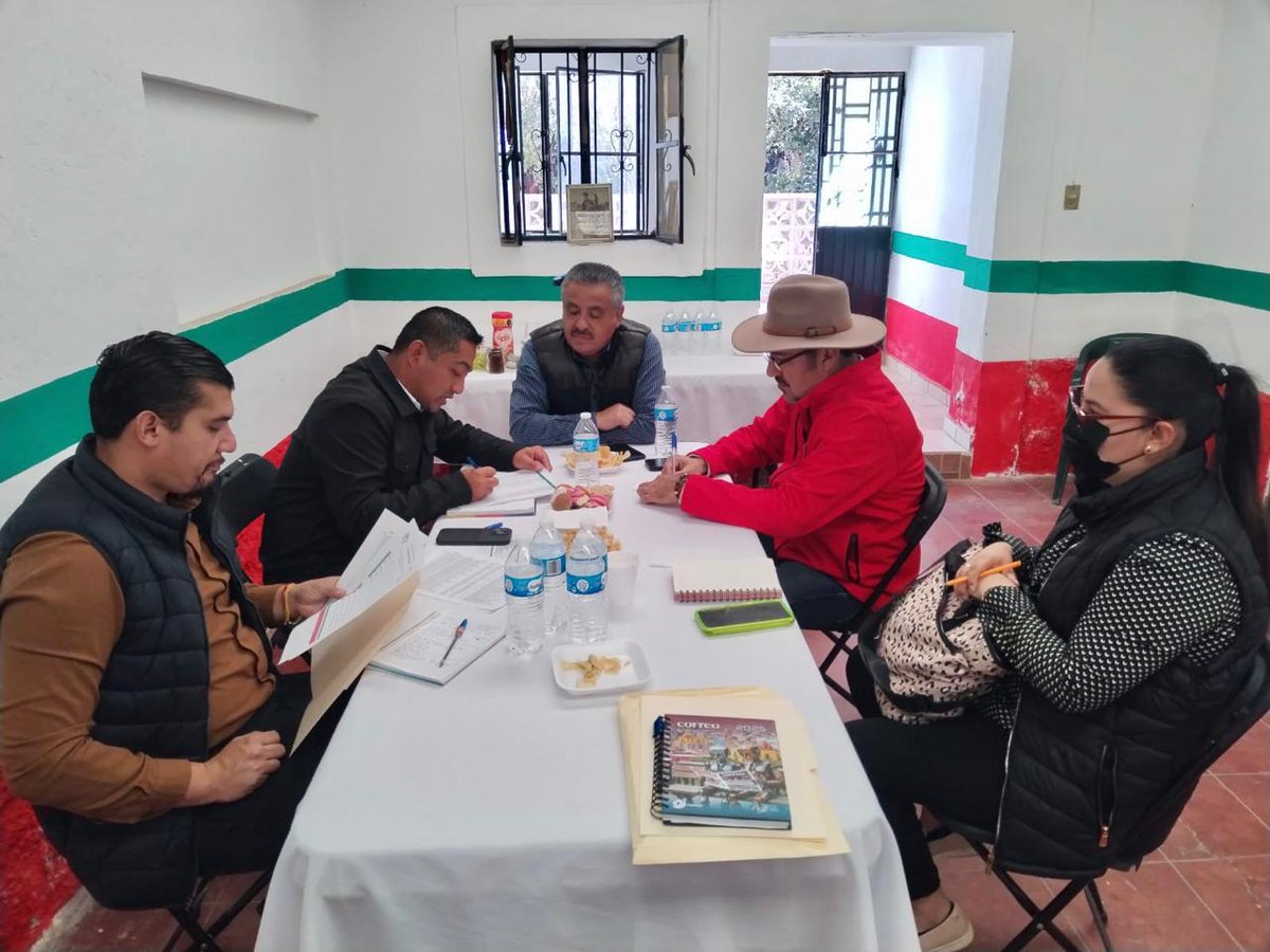 En #GiraDeTrabajo el srio gral del <a href="/PRIGTO/">CDE PRI Guanajuato</a> <a href="/DavidMercado63/">David Mercado Ruiz</a> y el sio de Organización <a href="/Bony_Rguez/">Bony Rodriguez</a> visitaron a nuestro pdte mpal de #SanDiegoDeLaUnión <a href="/c_castillo05/">Juan Carlos Castillo Cantero</a> además del pdte y sria gral del CM José de Jesús Rodríguez y Alejandra Ramírez, respectivamente.
(1)