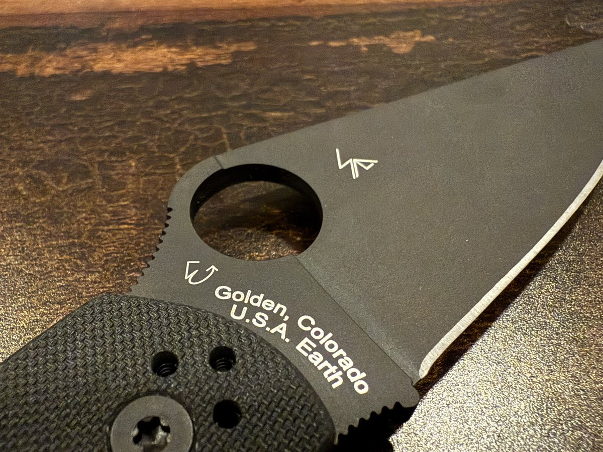EnemyofGLaDOS's tweet image. Splurged on a new pocketknife. I went with #Spyderco. Not only are local - they are considered one of the best EDC knives in the game. 

This is the Para 3. CPM S45VN Steel, DLC coating. Fully customizable. 4 way carry, custom scales, pocket clips, spacers. This knife fucks.
