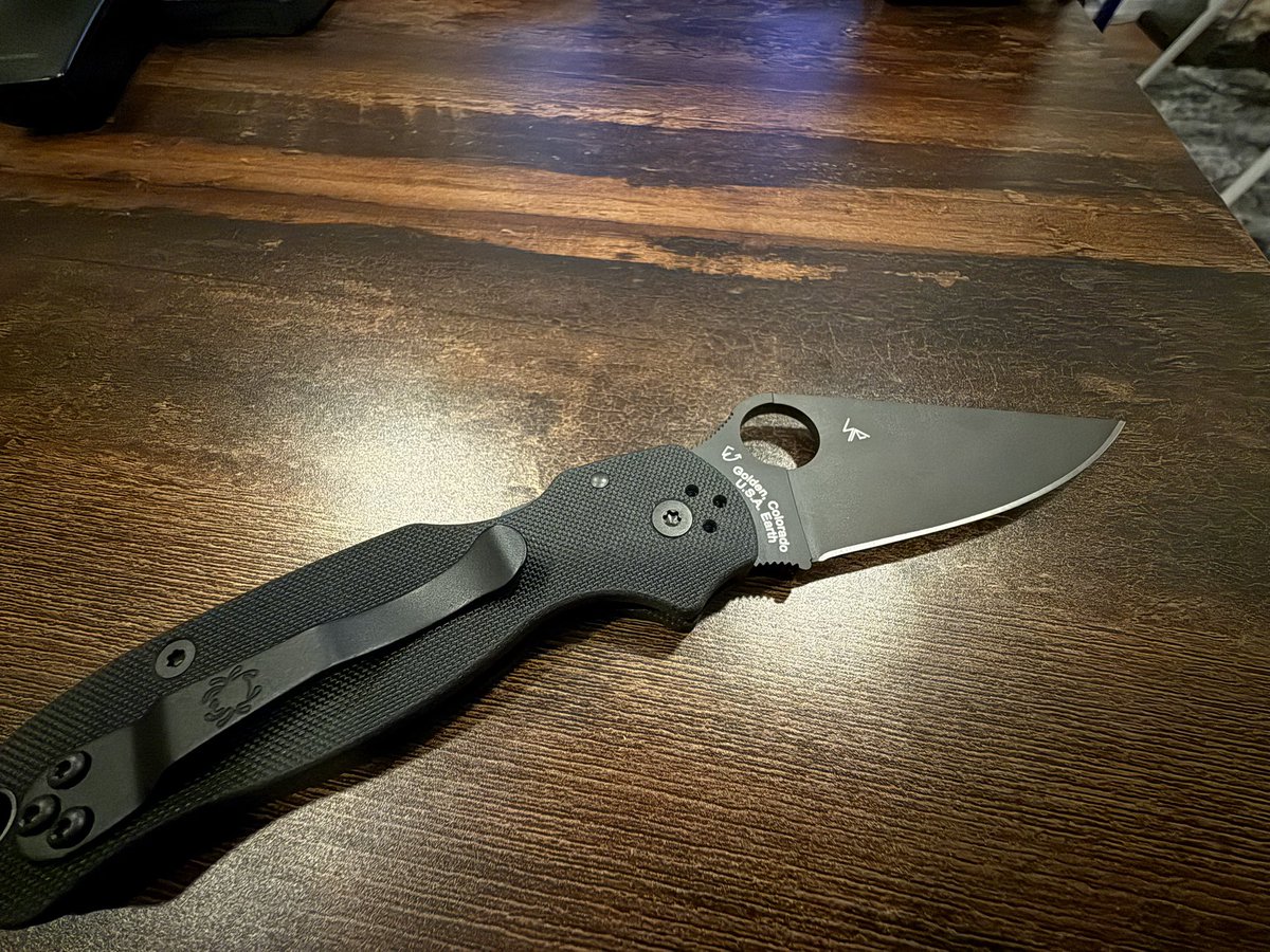 EnemyofGLaDOS's tweet image. Splurged on a new pocketknife. I went with #Spyderco. Not only are local - they are considered one of the best EDC knives in the game. 

This is the Para 3. CPM S45VN Steel, DLC coating. Fully customizable. 4 way carry, custom scales, pocket clips, spacers. This knife fucks.