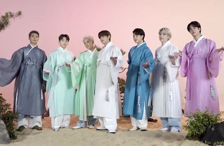 다들 설 잘 보내셨나요? 세뱃돈도 많이 받으시고, 음식 많이 드셨죠? 

방탄 만나게 될 날도 얼마 남지 않았네요.
방탄 완전체 볼 때까지 다들 아프지 말고, 건강하셔야 합니다. 

늦었지만 다들 새해 복 많이 받으세요.