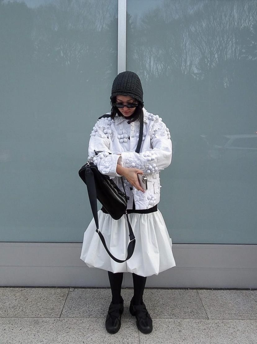 〈FOUNDRY MEWSのスニーカーを愛用中👟〉黒レザーなのにかっちり見えないソール部分がポイント。ginzamag.com/categories/fas…