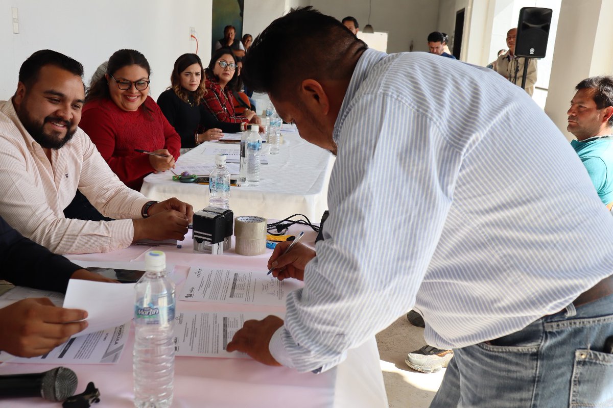 laredcincoradio's tweet photo. 🗳️📜 || La Comisión Transitoria de Plebiscito concluyó el cómputo final y entregó constancias de mayoría a los 12 presidentes auxiliares electos en San Pedro Cholula. #SanPedroCholula #Plebiscitos #Puebla https://t.co/nNEfI2emnR