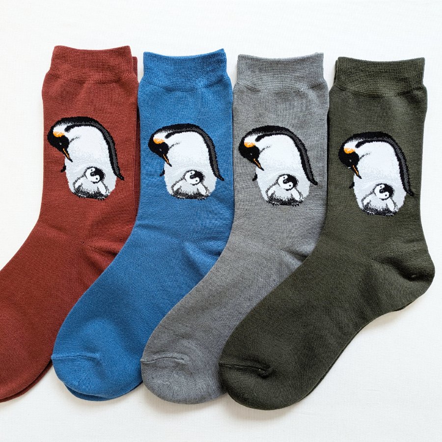 Legacess_JP's tweet photo. 先日のアデリーペンギン、ケープペンギンに続き、親子コウテイペンギン柄クルーソックスが新登場😆

薄くて暖かい毛混素材を使用し、選べる2足セットで1,500円！公式オンラインストア＆楽天市場で販売中★

■公式オンラインストア
https://t.co/vfkWuI9IuC
■楽天市場
https://t.co/5KcMmLCE1h https://t.co/j1EbipKkip