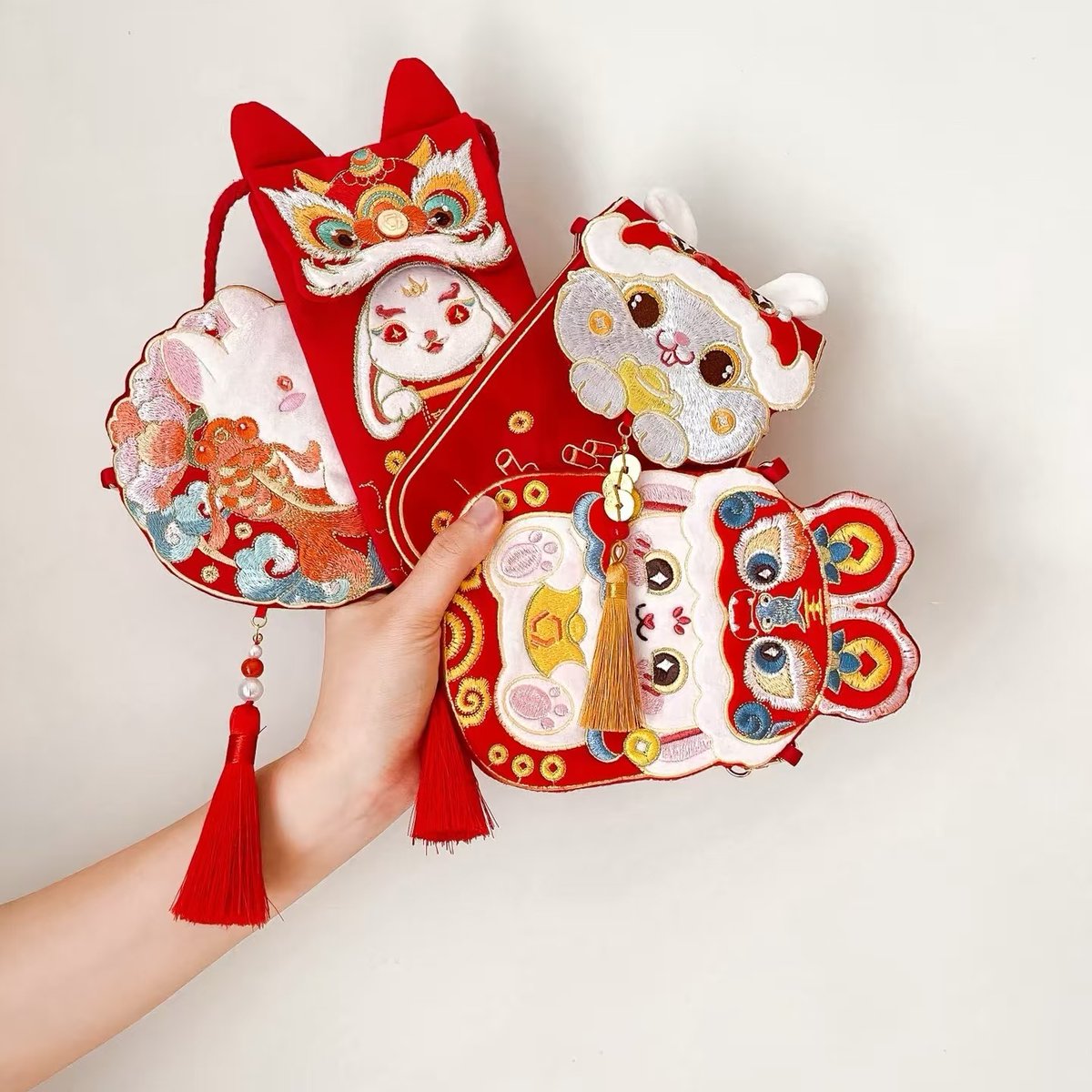 DiscoverAnyang's tweet photo. 【Spring Festival Finds】This year's red envelopes are so creative! Especially the foldable ones~ As soon as you let them go, it's like magic, and a 'rain of red envelopes' starts to fall clatteringly!🤩🤩
#RedEnvelopes #SpringFestival https://t.co/MmkLrAsu47