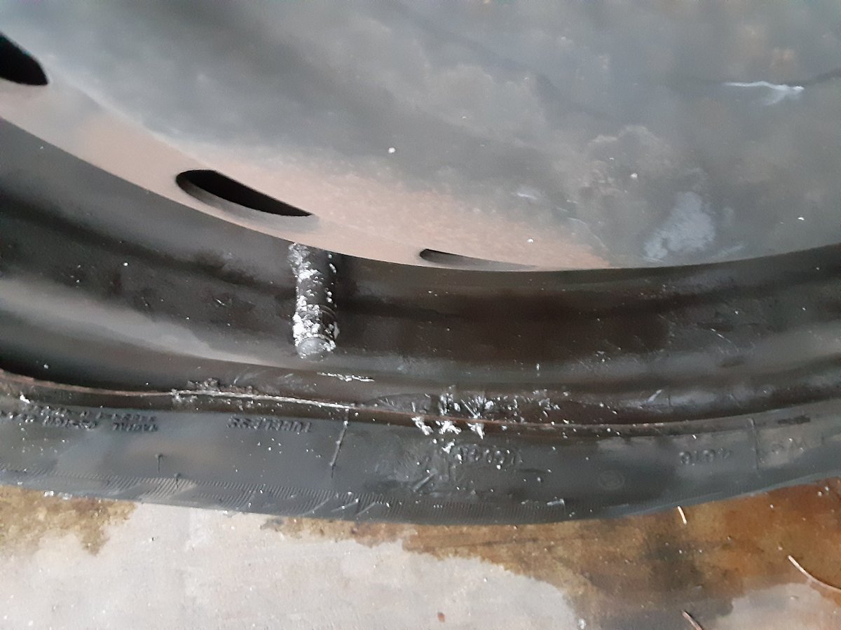 Neilfan12's tweet image. #ThrowbackThursday 🚗❄💥😳 My car #accident 2 years ago yesterday (Jan. 29, 2023). Hubcap back on just recently.

Light snow, slid 2 or 3 times. Hit curb. Continued home, saw #hubcap missing &amp;amp; walked back to get it. Pics below. SLIGHT rim dent (2nd pic).
#CarAccident #SnowIsEvil