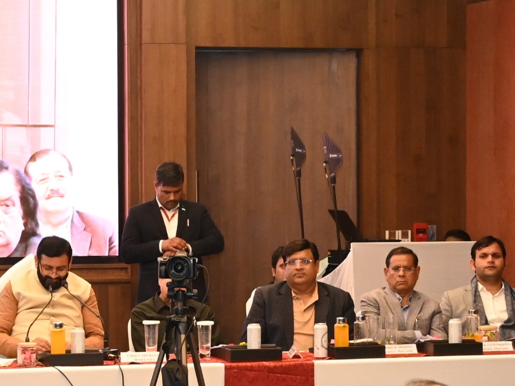 VipulGoelBJP's tweet photo. विगत दिन प्रदेश के यशस्वी मुख्यमंत्री श्री @NayabSainiBJP जी की अध्यक्षता में फरीदाबाद में आयोजित मैन्युफैक्चरिंग सेक्टर के प्रतिनिधियों के साथ 'बजट पूर्व परामर्श बैठक' में सम्मिलित हुआ। इस कार्यक्रम में उद्योग एवं वाणिज्य विभाग के कैबिनेट मंत्री श्री @RaoNarbir जी, खाद्य, नागरिक आपूर्ति और उपभोक्ता मामले के राज्य मंत्री श्री @rajeshnagarfbd जी एवं युवा सशक्तिकरण व उद्यमिता विभाग के राज्य मंत्री श्री @GauravgGautam जी उपस्थित रहे।

बैठक में प्राप्त अधिक से अधिक सुझावों को आगामी बजट में शामिल किया जाएगा।