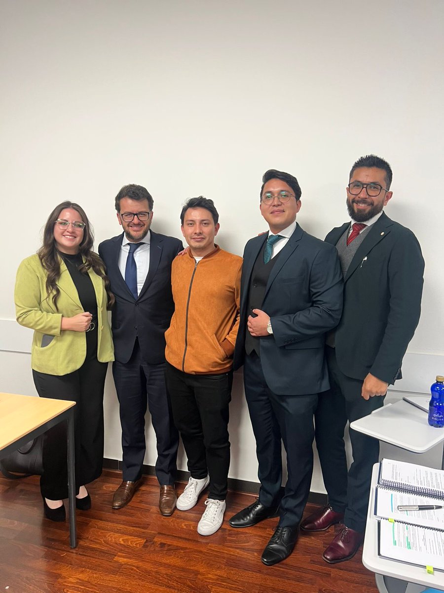 teran_naranjo's tweet photo. En @udla_derecho desarrollamos una simulación de audiencia #contenciosaadministrativa. Se discutió la validez de un acto administrativo de destitución. Me ha llenado de mucha satisfacción palpar el compromiso, la responsabilidas y el esfuerzo de mis estudiantes
#profeorgulloso https://t.co/fW5a3d8MRR