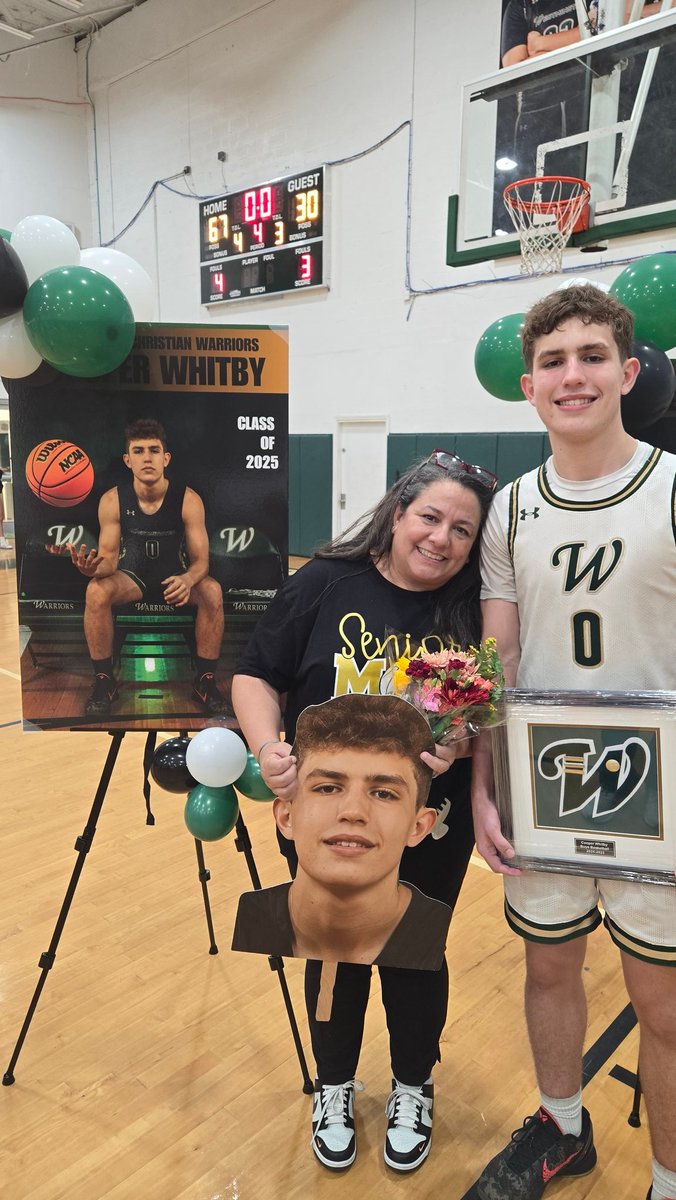 Cooper_Whitby31's tweet photo. Great Senior Night. 8 seniors. https://t.co/D0rWkCTH8M