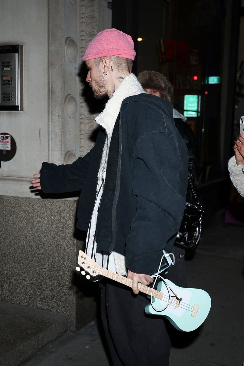 BELIEBERZLUXO's tweet photo. ele comprou uma mini guitarra pro jack 😭💙 https://t.co/HqP0uljy3P