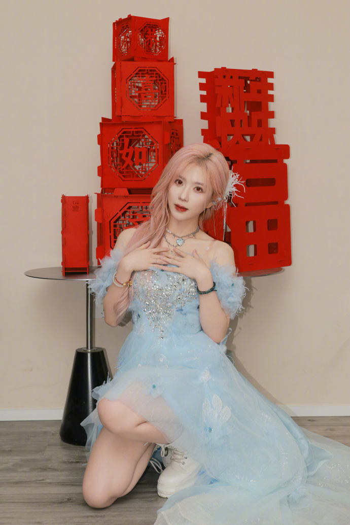 SNH48_JAPAN's tweet photo. SNH48 TEAM HIIより、皆様へ: 巳年が素晴らしい一年でありますように!🏮
#SNH48 #TEAMHII
#巳年 #蛇年 #新年挨拶
#Idol #アイドル #中華アイドル https://t.co/yY96BkGYMf