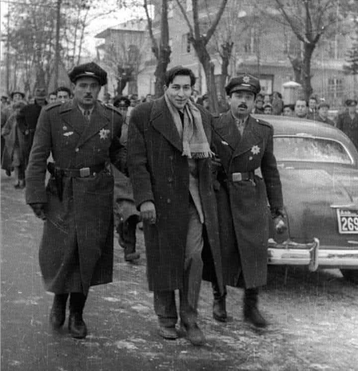 Yıl 1955. Çiçeği burnunda gazeteci Altan Öymen'i polis götürüyor.
Demokrat Parti, CHP'nin mallarına el koymuş,
Altan Öymen protesto etmiş.
"Gazeteci milleti"nin değişmeyen halleri.
Ama Altan abi, 70 yıl sonra hala gazeteci, hala yazıyor.