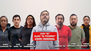 CorresponsalsMX's tweet image. 🔴CAE &quot;EL PIZZERO&quot; JEFE DE PLAZA DEL CÁRTEL DE SANTA ROSA DE LIMA Y SU BANDA CRIMINAL EN #GUANAJUATO 
La Fiscalía del estado detuvo  Luis ‘N’, identificado junto con otras 6 personas. 
esta señalado de delitos de alto impacto como son #secuestros, #extorsión, #homicidio y #robo…