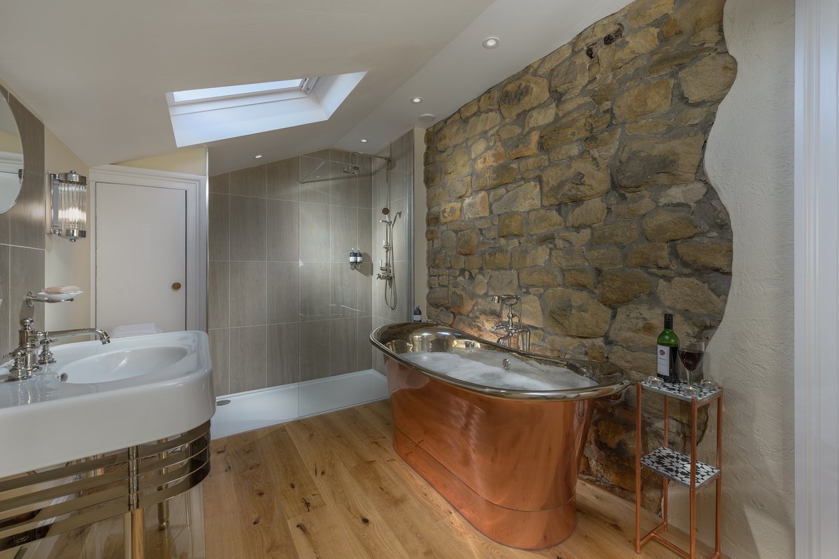 Togetherness, with added privacy ✨

Nestled next door to each other, Copperfield House &amp; Pickwick House are beautifully restored Georgian gems in the heart of #Alnwick. Each property sleeps up to 5 guests - or book both for groups of 8-10! 🏡💫